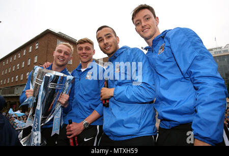 Coventry città più truci Jack (sinistra), Tom Davies (seconda a sinistra), l'asta McDonald e Dominic Hyam (a destra) durante la scommessa del Cielo lega due promozione parade di Coventry. Stampa foto di associazione. Foto data mercoledì 30 maggio, 2018. Vedere PA storia SOCCER Coventry. Foto di credito dovrebbe leggere: Nigel francese/PA FILO Foto Stock