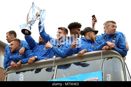 Coventry City's Chris Stokes (centro) detiene il trofeo con compagni di squadra durante la scommessa del Cielo lega due promozione parade di Coventry. Stampa foto di associazione. Foto data mercoledì 30 maggio, 2018. Vedere PA storia SOCCER Coventry. Foto di credito dovrebbe leggere: Nigel francese/PA FILO Foto Stock