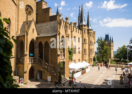 Burg Hohenzollern, un castello nel centro di Baden-Württemberg, Germania, sede ancestrale della casa imperiale degli Hohenzollern, re di Prussia Foto Stock