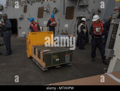 Mare Arabico (GEN. 31, 2016) i marinai a bordo del Arleigh Burke-class guidato-missile destroyer USS Mahan (DDG 72) carico munizioni durante un rifornimento in mare come parte di esercizio Unified Trident 17. Unified Trident è un multilaterale esercizio marittimo con gli Stati Uniti Navy, Royal Navy, Australian Royal Navy e francese Marine Nationale per migliorare la mutua capacità, migliorare la tattica di competenza e rafforzare i partenariati nel garantire il libero flusso del commercio e della libertà di navigazione all'interno degli STATI UNITI Quinta Flotta area di operazioni. (U.S. Foto di Marina di Massa lo specialista di comunicazione di prima classe Comerf Tim Foto Stock