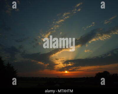 Arancio e blu tramonto con nuvole nel Bedfordshire Regno Unito vicino a Milton Keynes, Maggio 2018 Foto Stock