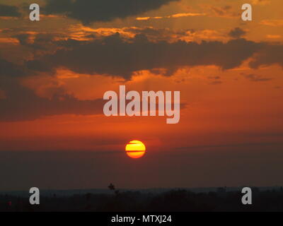 Arancione tramonto con le nuvole Bedfordshire, Regno Unito, vicino a Milton Keynes, Maggio 2018 Foto Stock