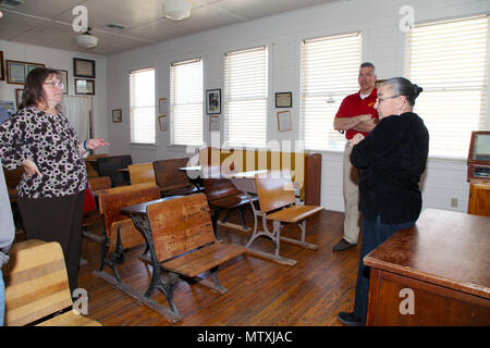 Vicki Mullen, a sinistra e a Briga. Gen. William F. Mullen III, centro di combattimento comandante generale, parlare con ventinove Palms storica società di volontariato Rimmington Pat di storia locale durante un tour del vecchio Schoolhouse Museum di ventinove Palms, California, Gennaio 31, 2017. Il generale e sua moglie hanno visitato la struttura con Sgt. Il Mag. Michael J. Hendges, centro di combattimento Sergente Maggiore; Cpl. Ben Mills, driver; Jim Ricker, centro di combattimento assistente capo del personale per il governo e gli affari esterni; e Kristina Becker, combattere Centro Affari esterni Direttore. (Gazzetta Marine Corps Foto di Kelly O'Sulli Foto Stock