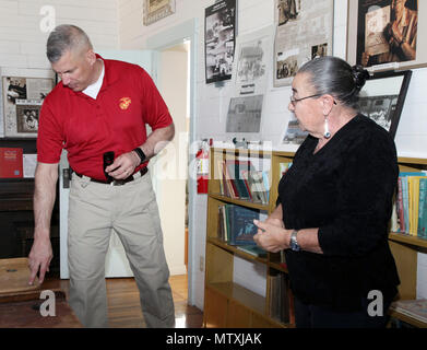 Brig. Gen. William F. Mullen III, centro di combattimento comandante generale, ispeziona una scrivania con ventinove Palms storica società di volontariato Rimmington Pat durante un tour del vecchio Schoolhouse Museum di ventinove Palms, California, Gennaio 31, 2017. Mullen e sua moglie, Vicki, hanno visitato la struttura con Sgt. Il Mag. Michael J. Hendges, centro di combattimento principali; Cpl. Ben Mills, driver; Jim Ricker, assistente capo del personale per il governo e gli affari esterni; e Kristina Becker, combattere Centro Affari esterni Direttore. (Gazzetta Marine Corps Foto di Kelly O'Sullivan/rilasciato) Foto Stock