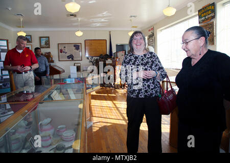 Brig. Gen. William F. Mullen III, centro di combattimento comandante generale, sinistra e Cpl. Ben Mills, driver visualizza oggetti in mostra presso il vecchio Schoolhouse Museum di ventinove Palms, California, Gennaio 31, 2017 come sua moglie, Vicki, condivide una risata con ventinove Palms storica società di volontariato Rimmington Pat. Il generale e sua moglie hanno visitato la struttura con Sgt. Il Mag. Michael J. Hendges, centro di combattimento Sergente Maggiore; mulini; Jim Ricker, centro di combattimento assistente capo del personale per il governo e gli affari esterni; e Kristina Becker, combattere Centro Affari esterni Direttore. (Gazzetta Marine Corps photo by K Foto Stock