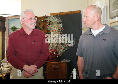 Sgt. Il Mag. Michael J. Hendges, centro di combattimento Sergente Maggiore, destra, colloqui con ventinove Palms storica Società Presidente Les Snodgrass di storia locale durante un tour del vecchio Schoolhouse Museum di ventinove Palms, California, Gennaio 31, 2017. Il sergente maggiore hanno visitato la struttura con il Brig. Gen. William F. Mullen III, centro di combattimento Comandante generale e sua moglie, Vicki; Cpl. Ben Mills, driver; Jim Ricker, centro di combattimento assistente capo del personale per il governo e gli affari esterni; e Kristina Becker, Affari Esteri Direttore. (Gazzetta Marine Corps Foto di Kelly O'Sullivan/rilasciato) Foto Stock