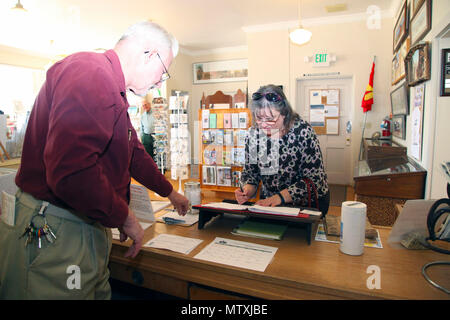 Vicki Mullen, moglie del Brig. Gen. William F. Mullen III, centro di combattimento comandante generale, firma il libro degli ospiti presso il vecchio Schoolhouse Museum di ventinove Palms, California, Gennaio 31, 2017. Con lei è ventinove Palms storica Società Presidente Les Snodgrass. Il Mullens hanno visitato la struttura con Sgt. Il Mag. Michael J. Hendges, centro di combattimento Sergente Maggiore; Cpl. Ben Mills, driver; Jim Ricker, centro di combattimento assistente capo del personale per il governo e gli affari esterni; e Kristina Becker, combattere Centro Affari esterni Direttore. (Gazzetta Marine Corps Foto di Kelly O'Sullivan/rilasciato) Foto Stock