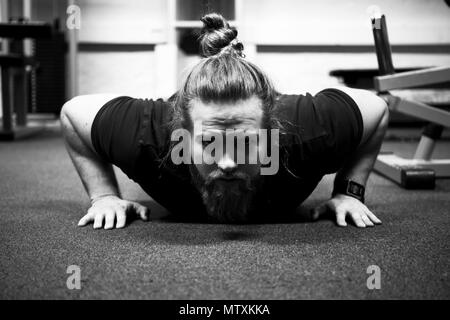 Royal Navy norvegese Lt. Lasse L. Matberg completa una spinta in su la ripetizione a Stavanger, Norvegia Centro Fitness, 1 febbraio 2017. Durante il suo tempo di ricambio, Matberg è un accanito appassionato di fitness, modello sociale dei media di sensazione e una professionalmente qualificato chef. (U.S. Air Force foto di Tech. Sgt. Jarad A. Denton/rilasciato) Foto Stock