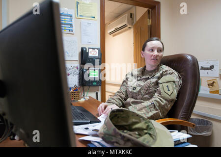 Stati Uniti Esercito Capt. Jessica Deason, piani e operations officer, combinate forze congiunte terra comando di componente - Funzionamento inerenti risolvere, si prepara per il futuro tour di intrattenimento per i membri del servizio il 9 gennaio a Baghdad, Iraq. Nel suo dovere quotidiano, Deason è responsabile della fornitura di personale di supporto che interessa servicemember il benessere generale e di benessere, mentre assistono comandanti di contabilità e di mantenere i soldati contro-pronto. Foto Stock