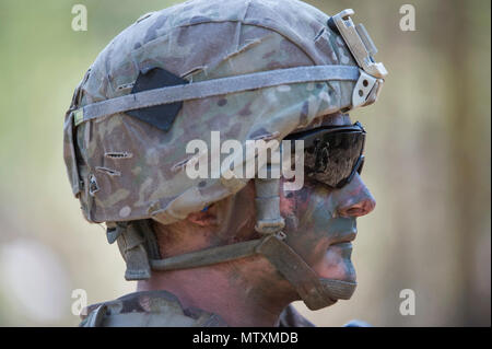Un paracadutista assegnato al plotone Scout, sede e Sede Società, 1° Battaglione, 501Parachute Reggimento di Fanteria, quarta brigata di fanteria combattere Team (airborne), XXV divisione di fanteria, U.S. Esercito di Alaska, attende di riprendere il live-formazione antincendio al Plotone Fanteria battaglia Corso su base comune Elmendorf-Richardson, Alaska, 26 aprile 2017. I paracadutisti hanno affinato le loro fuoco e una manovra tattica e rafforzata coesione dell'unità. Foto Stock