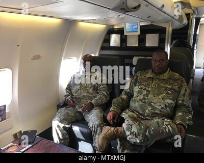 Membri della 661st Polizia Militare legge & ordine di distacco e l'unità del ministero, il team Virgin Islands National Guard per il viaggio per il Distretto di Columbia a sostegno del 58th inaugurazione presidenziale, gen. 18. Due di tali membri, Cap. Dion Christopher, VING cappellano e Sgt. Terry Phillip, Affari religiosi specialista, ha partecipato alla inaugurazione su una missione religiosa. Foto Stock