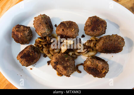 Rendendo le polpette di carne in una cucina Foto Stock