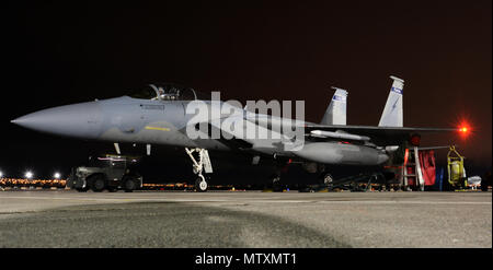 Un F-15 Eagle pilot si prepara a taxi sulla pista alla Nellis Air Force Base in Nevada 23 Gennaio, 2017. Avieri dal 125th Fighter Wing distribuito per 3 settimane a Nellis AFB per Red Flag 17-1, la prima bandiera rossa esercizio per integrare la F-35a. (Air National Guard foto di Master Sgt. William J. Buchanan/rilasciato) Foto Stock