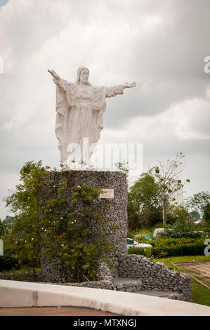 Statua di Cristo di fronte alla famosa icona turistica San Paolo Cattedrale. Abidjan, Costa d'Avorio, Africa, aprile 2013. Foto Stock