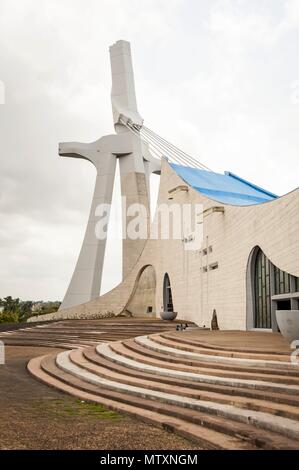 ABIDJAN, COSTA D'AVORIO, Africa. Aprile 21, 2013. San Paolo la cattedrale, una chiesa madre per la chiesa romana-cattolica dell Arcidiocesi di Abidjan, un locale icona turistica Foto Stock