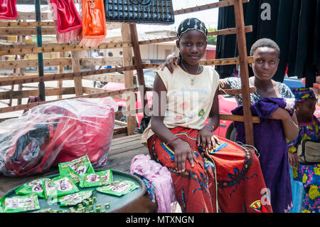 ABIDJAN, COSTA D'AVORIO, Africa. Aprile 24, 2013. Due giovani belle donne africane che vendono merci a Abidjan Cocody mercato cittadino. Baraccopoli immagine. Foto Stock