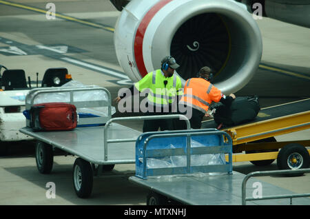 I bagagli vengono caricati nel jet del passeggero Foto Stock