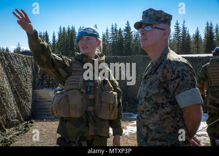 Stati Uniti Marine Col. Doug Bruun, comandante della Marina elemento di coordinamento con la Marine forza rotazionale Europa 17.1 (MRF-E), e un cadet con la Royal Norwegian Air Force Academy deliberare su una simulazione di aria in avanti punto di rifornimento il funzionamento in Giskaas, Norvegia, 25 aprile 2017. I cadetti Bruun informati su come essi intendono eseguire la loro missione. MRF-E conserva gli Stati Uniti il suo impegno a favore della Norvegia e la nostra fiducia reciproca come affrontare evoluzione delle sfide strategiche insieme. Foto Stock