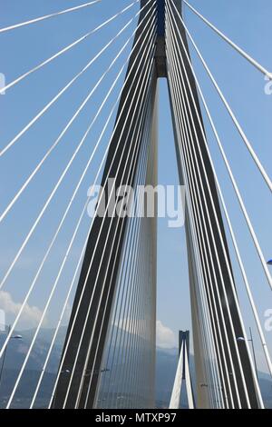 Sotto il terzo al mondo. Il cavo più lungo-alloggiato deck Charilaos Trikoupis Bridge in Grecia Foto Stock