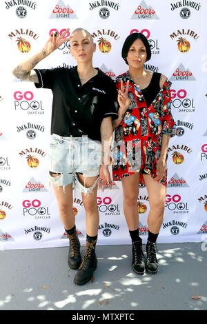 Nina Sky durante il loro DJ set ad andare all'interno Piscina Flamingo Hotel & Casino di Las Vegas, Nevada. Dotato di: Nina Sky, Nicole Albino, Natalie Albino dove: Las Vegas, Nevada, Stati Uniti quando: 28 Apr 2018 Credit: DJDM/WENN.com Foto Stock