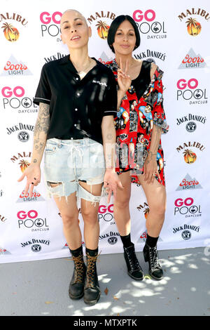 Nina Sky durante il loro DJ set ad andare all'interno Piscina Flamingo Hotel & Casino di Las Vegas, Nevada. Dotato di: Nina Sky, Nicole Albino, Natalie Albino dove: Las Vegas, Nevada, Stati Uniti quando: 28 Apr 2018 Credit: DJDM/WENN.com Foto Stock