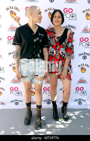 Nina Sky durante il loro DJ set ad andare all'interno Piscina Flamingo Hotel & Casino di Las Vegas, Nevada. Dotato di: Nina Sky, Nicole Albino, Natalie Albino dove: Las Vegas, Nevada, Stati Uniti quando: 28 Apr 2018 Credit: DJDM/WENN.com Foto Stock