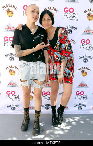 Nina Sky durante il loro DJ set ad andare all'interno Piscina Flamingo Hotel & Casino di Las Vegas, Nevada. Dotato di: Nina Sky, Nicole Albino, Natalie Albino dove: Las Vegas, Nevada, Stati Uniti quando: 28 Apr 2018 Credit: DJDM/WENN.com Foto Stock