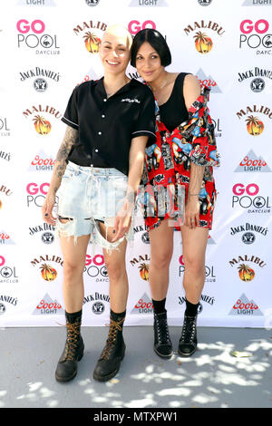 Nina Sky durante il loro DJ set ad andare all'interno Piscina Flamingo Hotel & Casino di Las Vegas, Nevada. Dotato di: Nina Sky, Nicole Albino, Natalie Albino dove: Las Vegas, Nevada, Stati Uniti quando: 28 Apr 2018 Credit: DJDM/WENN.com Foto Stock