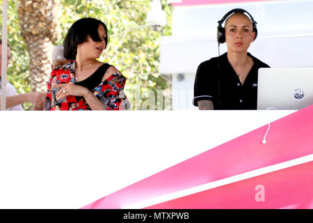 Nina Sky durante il loro DJ set ad andare all'interno Piscina Flamingo Hotel & Casino di Las Vegas, Nevada. Dotato di: Nina Sky, Nicole Albino, Natalie Albino dove: Las Vegas, Nevada, Stati Uniti quando: 28 Apr 2018 Credit: DJDM/WENN.com Foto Stock