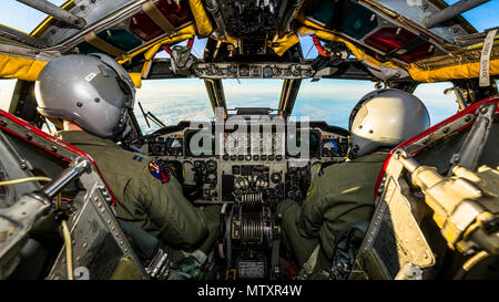 A B-52H Stratofortress vola sopra le nuvole sopra il Dakota del Nord, Gennaio 31, 2017. Durante la missione, l'equipaggio ran simulato aria vicino di supportare scenari, aiutandoli a comunicare meglio e a lavorare insieme come una squadra. (U.S. Air Force foto/Senior Airman J.T. Armstrong) Foto Stock