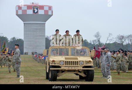 Stati Uniti Esercito il Mag. Gen. Andrew Poppas, a sinistra il comandante in arrivo per la 101ª Divisione aviotrasportata (Air Assault) 'scrematura aquile', Lt. Gen. Stephen Townsend, centro, il comandante del XVIII Airborne Corps e il Mag. Gen. Gary Volesky la divisione in uscita commander ispezionare le truppe, durante il cambiamento di divisione del comando cerimonia presso la divisione parade campo, Fort Campbell, Ky, a gennaio 19, 2017. Il Mag. Gen. Poppas ha preso il comando della divisione da magg. Gen. Volesky durante la cerimonia. (U.S. Foto dell'esercito da Sam Shore/rilasciato) Foto Stock