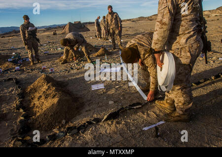 Marines con il 1° Reggimento Marini, 1° Divisione Marine, creare un modello del terreno come parte di un esercizio finale durante la formazione integrata esercizio 2-17 al Marine Corps Air Ground Centro di combattimento ventinove Palms, California, Gennaio 30, 2017. ITX è un esercizio progettato per portare tutte le parti di un Marine Air Ground Task Force insieme al treno come uno. Il modello del terreno è una stretta in scala la disposizione dei terreni utilizzati nello schema di manovra mutandine per aiutare a informare Marines del previsto piano di azione. (U.S. Marine Corps foto di Cpl. Justin Huffty) Foto Stock