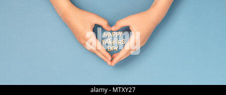 Felice Festa del papà banner con bambini mani in forma di cuore e lettere di legno all'interno. Concetto di credito. Foto Stock