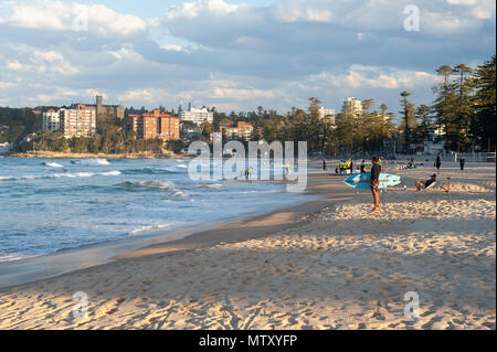 10.05.2018, Sydney, Nuovo Galles del Sud, Australia - Surfers sono viste sulla spiaggia di Manly. Foto Stock