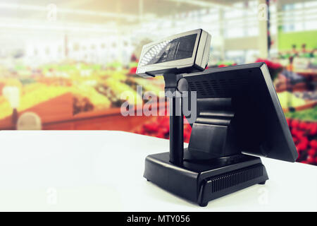 Registratore di cassa sul desk al negozio di alimentari Foto Stock