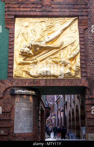 Ingresso Boettcherstrasse con il rilievo Lichtbringer (portatore di luce) da Bernhard Hoetger, Brema, Germania. Eingang zur Boettcherstrasse mit d Foto Stock