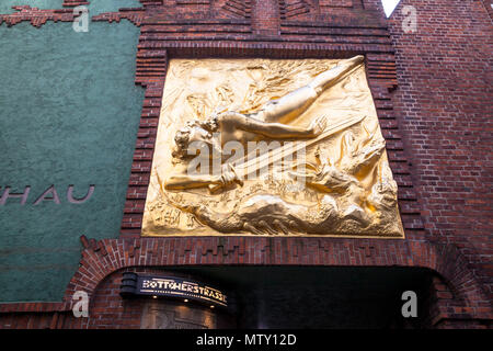 Ingresso Boettcherstrasse con il rilievo Lichtbringer (portatore di luce) da Bernhard Hoetger, Brema, Germania. Eingang zur Boettcherstrasse mit d Foto Stock