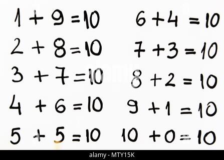 Math semplice equazione su bianco,immagine di un Foto Stock