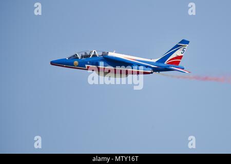Un francese di Alpha jet della Patrouille de France team display presso il Museo Imperiale della Guerra Air Festival il 27 maggio 2018 Foto Stock
