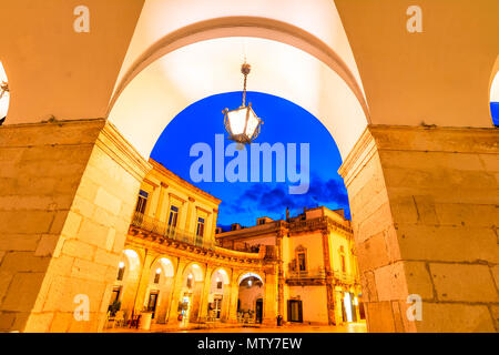 Martina Franca, Puglia, Italia: vista notturna di Piazza Plebiscito e la Cattedrale di st. Martin, Puglia Foto Stock