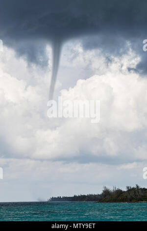 Non trombe tornadic formando nel corso della Baia dei Porci, Playa GiroÌn, Cuba. Foto Stock