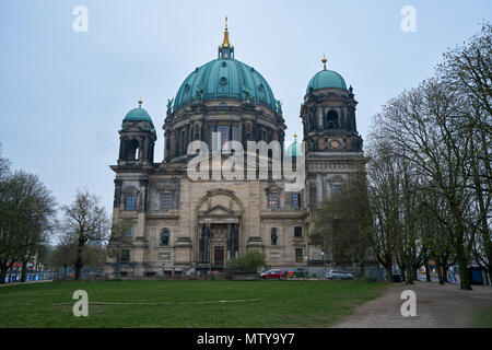 Berlino, Germania - Aprile 4, 2017: Berliner Dom visto dal giardino in un giorno nuvoloso Foto Stock