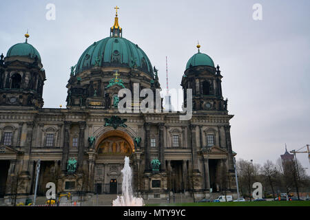 Berlino, Germania - Aprile 4, 2017: Berliner Dom e la fontana del giardino Lustgarten Foto Stock