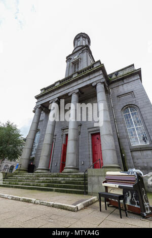 Visualizzazione verticale di Aberdeen Arts Center e pianoforte nel centro cittadino di Aberdeen, Regno Unito. Foto Stock