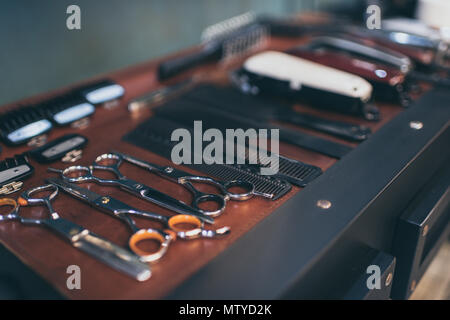 Close-up visualizza set di attrezzatura professionale a tavola in barbieri workplace Foto Stock
