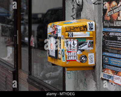 Giallo letterbox tedesco coperti con adesivi in Hamburg - Altona, Germania Foto Stock