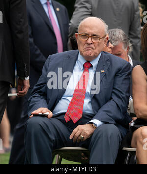 Washington, Stati Uniti d'America. Il 30 maggio 2018. Rudy Giuliani assiste la Casa Bianca Sport e Fitness giorno alla Casa Bianca di Washington, DC, 30 maggio 2018. Credito: Chris Kleponis/CNP | Utilizzo di credito in tutto il mondo: dpa/Alamy Live News Foto Stock