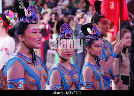 Kiev, Ucraina. Il 30 maggio 2018. Artisti frequentare la cerimonia di apertura durante la gioventù internazionale Circus Art Festival ''Golden Chestnut'' all'Ucraina Circo nazionale di Kiev, in Ucraina, il 30 maggio 2018. Il miglior circus collettivi e singoli maestri dell arte del circo dalla Svizzera, Cina, Italia, Repubblica Ceca, Lituania, Lettonia, Israele, Bielorussia e Ucraina prendere parte al festival Ñircus.Il festival sarà di scena dal 30 maggio fino al 01 giugno. Credito: Serg Glovny/ZUMA filo/Alamy Live News Foto Stock