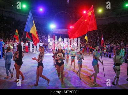 Kiev, Ucraina. Il 30 maggio 2018. Artisti frequentare la cerimonia di apertura durante la gioventù internazionale Circus Art Festival ''Golden Chestnut'' all'Ucraina Circo nazionale di Kiev, in Ucraina, il 30 maggio 2018. Il miglior circus collettivi e singoli maestri dell arte del circo dalla Svizzera, Cina, Italia, Repubblica Ceca, Lituania, Lettonia, Israele, Bielorussia e Ucraina prendere parte al festival Ñircus.Il festival sarà di scena dal 30 maggio fino al 01 giugno. Credito: Serg Glovny/ZUMA filo/Alamy Live News Foto Stock