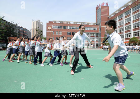 Handan, Handan, Cina. 31 Maggio, 2018. Handan, Cina e i bambini si divertono con i vecchi giochi con i loro genitori in una scuola primaria in Handan, nel nord della Cina di nella provincia di Hebei, celebrando il prossimo International giornata per i bambini. Credito: SIPA Asia/ZUMA filo/Alamy Live News Foto Stock